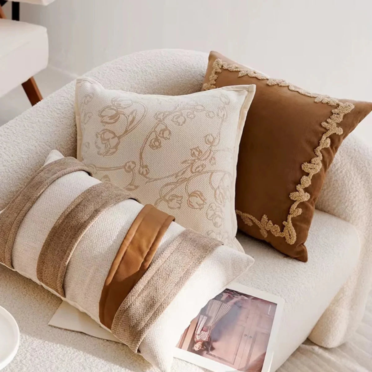 Capa de Almofada Bordada em Tons de Marrom