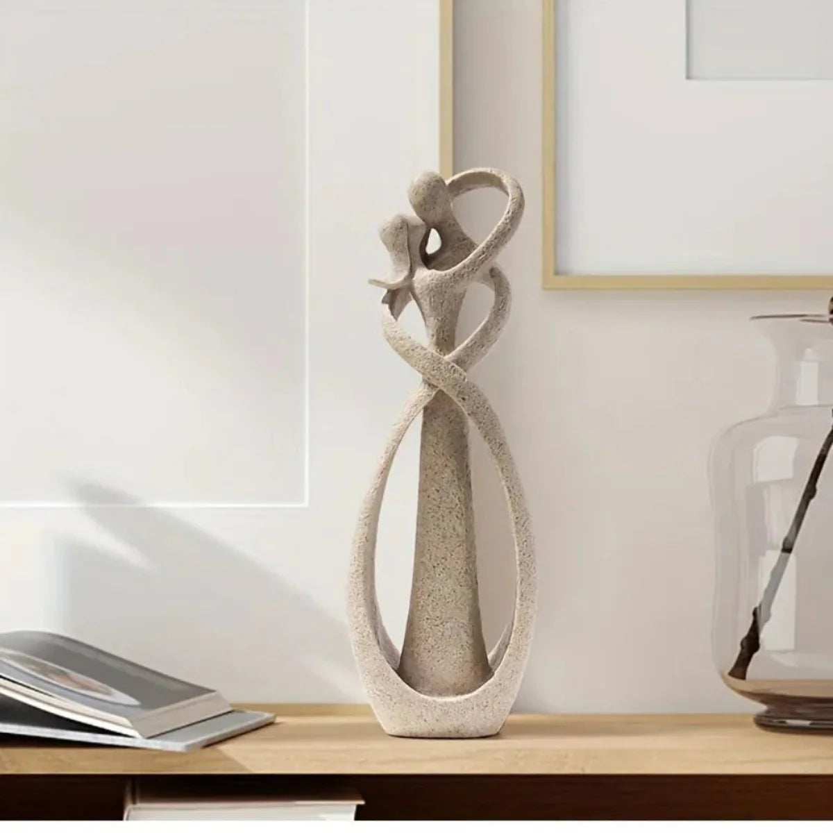 Estatueta de casal abraçado em Arenito