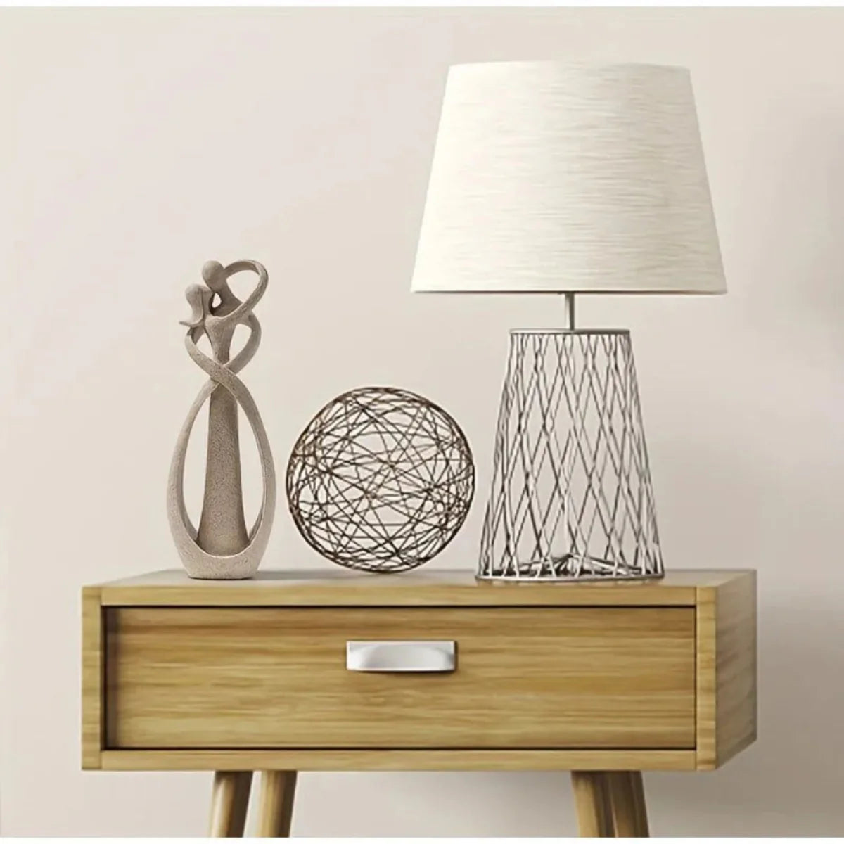 Estatueta de casal abraçado em Arenito