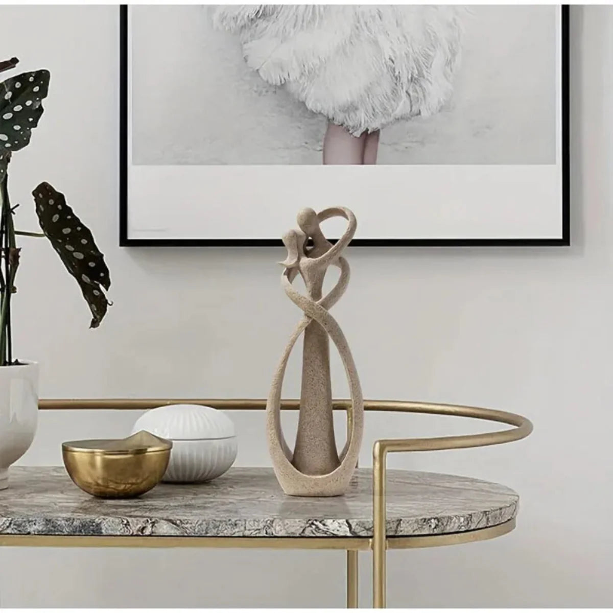 Estatueta de casal abraçado em Arenito