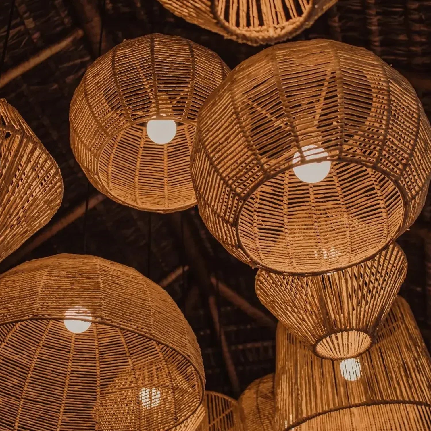 Luminária Pendente de Palha Nawi